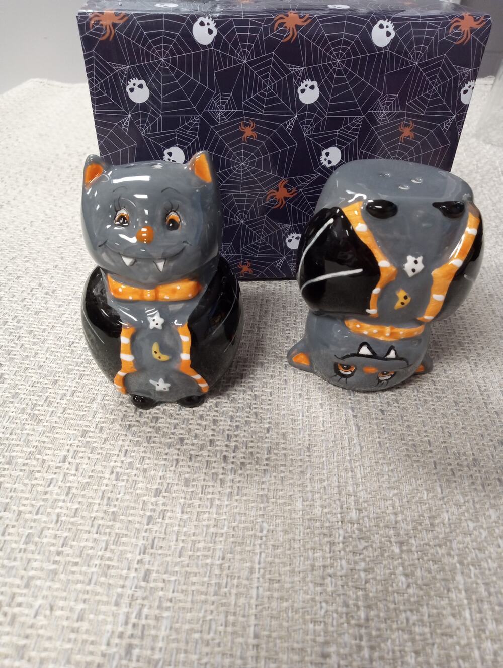 *NEW IN BOX* HALLOWEEN VAMPIRE CAT SALT & PEPPER SHAKERS  1255-1257